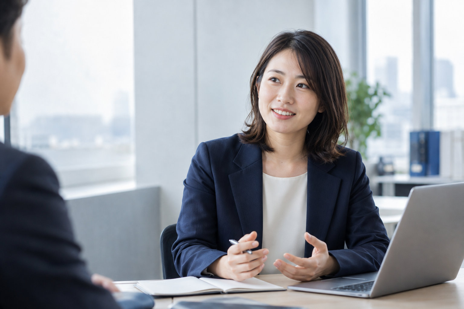 明るいオフィスで相談に向き合う女性のイメージ